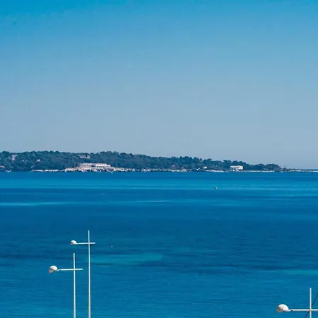 Somptuous Sea-view 3 Bedrooms Penthouse Mouré Rouge Hébergement de vacances Cannes